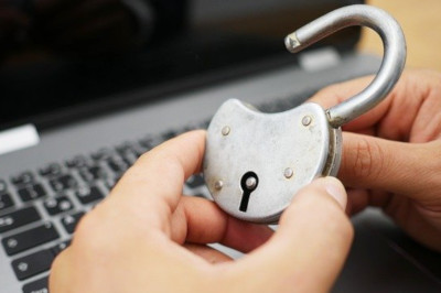 Image d'un cadenas devant un ordinateur pour illustrer la protection des données